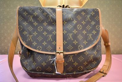 LOUIS VUITTON. Saumur