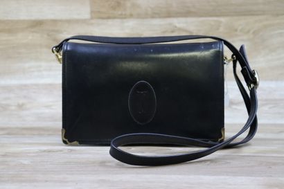 CARTIER. Pochette bandoulière en cuir noir,...