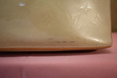 LOUIS VUITTON. Handbag in beige patent leather...