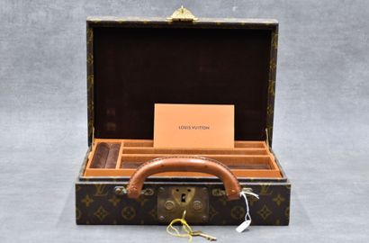LOUIS VUITTON. Mallette a bijoux en toile...