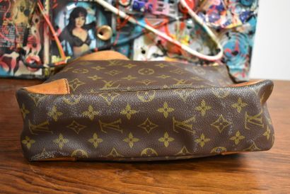 LOUIS VUITTON. Sac porté épaule en toile...