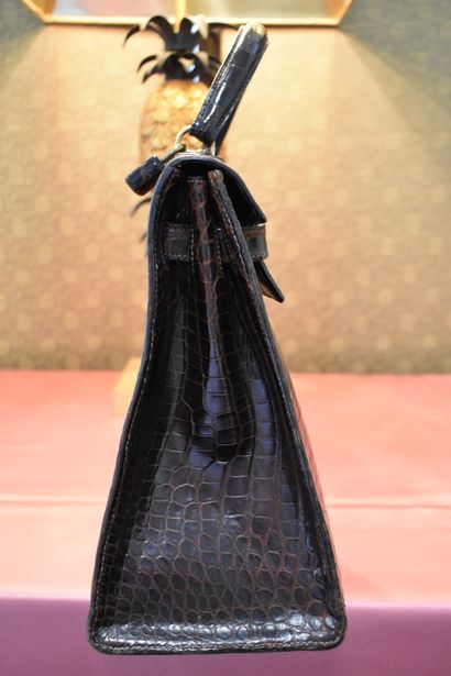 HERMES. 32cm Kelly bag in brown porosus crocodile,...