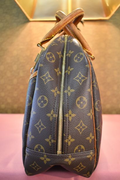 LOUIS VUITTON. Deauville model. Handbag in...