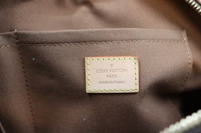 LOUIS VUITTON. Modèle Riveting. Sac à main...
