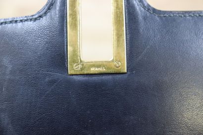 HERMES. Sac bandoulière en lézard noir, fermeture...