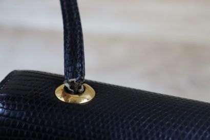 HERMES. Sac bandoulière en lézard noir, fermeture...