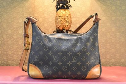 LOUIS VUITTON. Shoulder bag in monogram canvas...