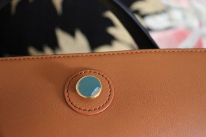 CELINE. Sac en cuir orange et noir. 
CELINE....