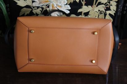 CELINE. Sac en cuir orange et noir. 
CELINE....