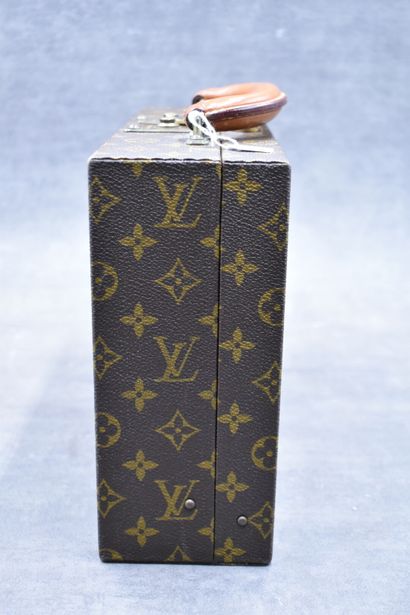 LOUIS VUITTON. Mallette a bijoux en toile...