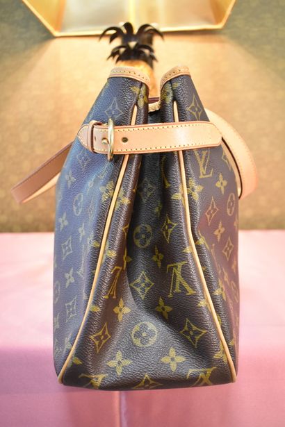 LOUIS VUITTON. Batignolles model. Handbag...