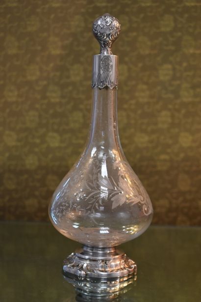 Small crystal decanter with engraved decoration...