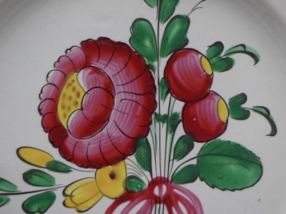 Une assiette en faïence de l'est à bords...