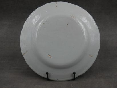 Une Assiette en faïence à décor de fleurs....