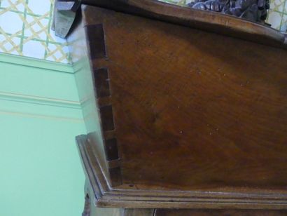 Maie en bois sculpté, table à décor d'urnes...