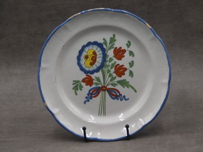 Assiette en faïence au bouquet, bords bleu....