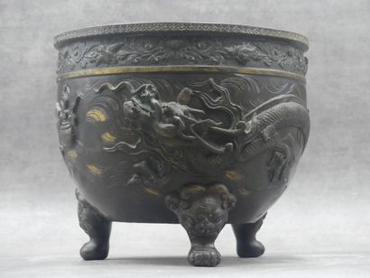 Travail du XXème siècle, cache-pot en bronze...