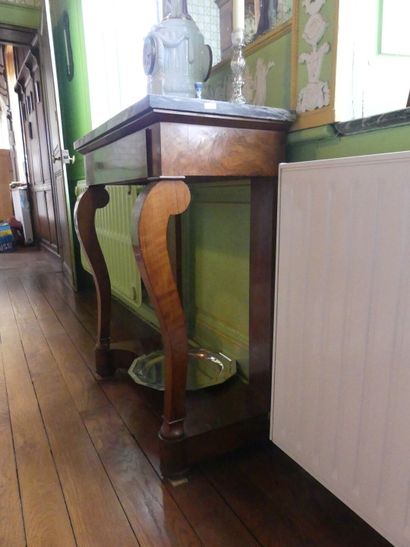 Console en bois de placage, elle ouvre par...