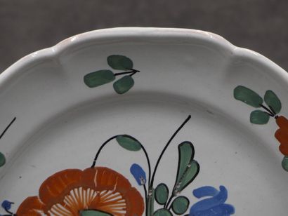 Assiette en faïence au décor de fleurs. XVIIIème...