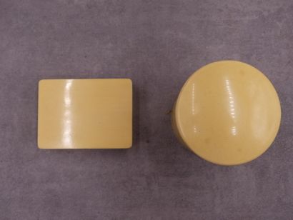 Deux boîtes, ronde et rectangulaire, en os?...