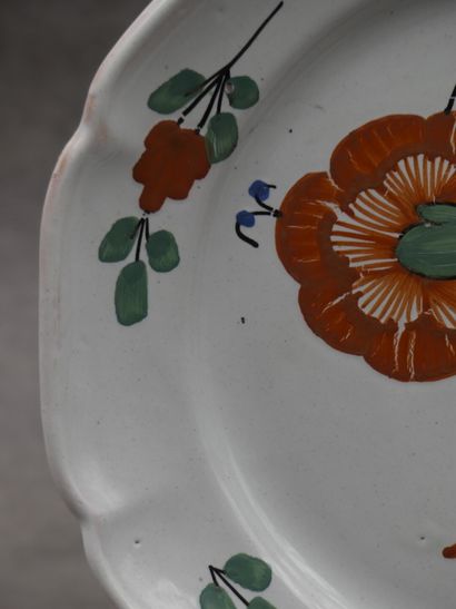 Assiette en faïence au décor de fleurs. XVIIIème...