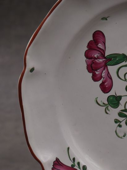 Une assiette en faïence rose cernée. XVIIIème...