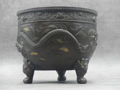 Travail du XXème siècle, cache-pot en bronze...
