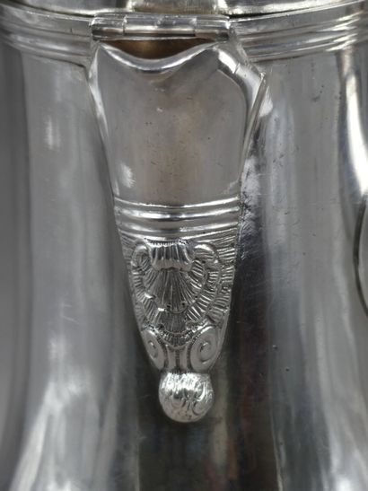 Chocolatière tripode en argent poinçon d'orfèvre...