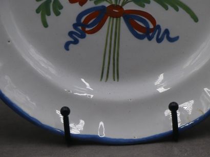 Assiette en faïence au bouquet, bords bleu....
