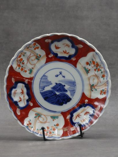 Paire d'assiettes en porcelaine à décor Imari....