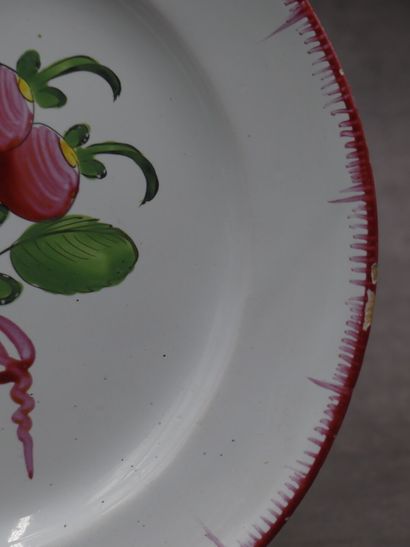 Une assiette en faïence, bords peignés et...