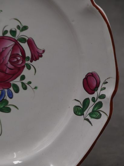 Une assiette en faïence rose cernée. XVIIIème...