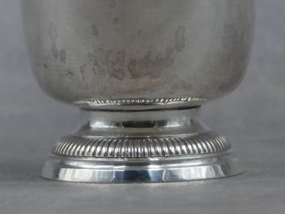Timbale en argent, pieds à godrons. Travail...