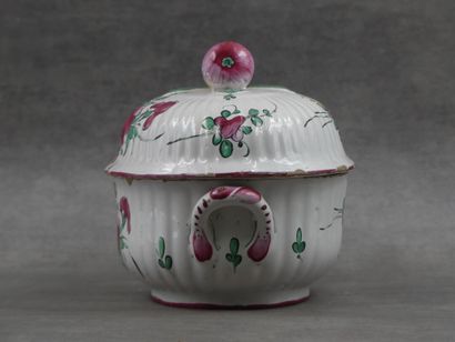 Une soupière en faïence à décor de fleurs,...