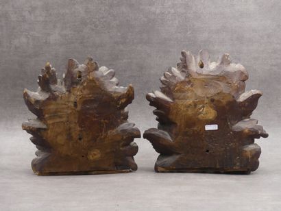 Deux éléments de boiserie en noyer sculpté...