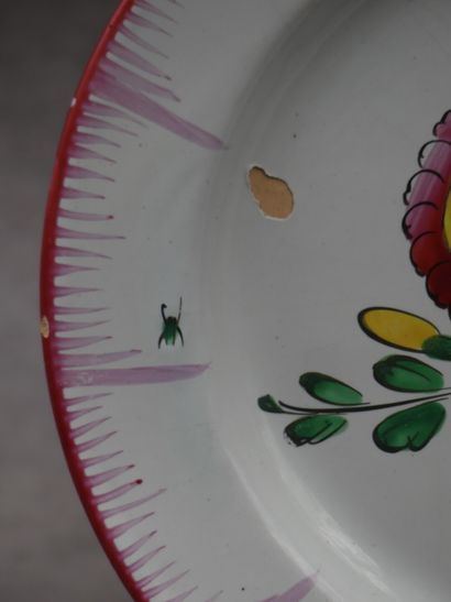 Une assiette en faïence de l'est à bords...