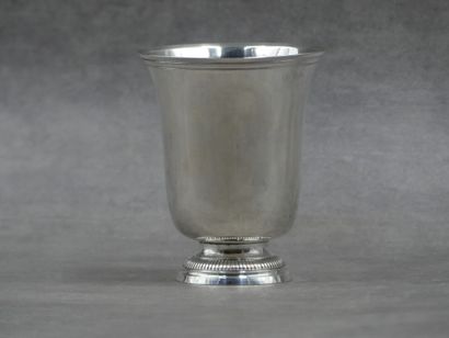 Timbale en argent, pieds à godrons. Travail...
