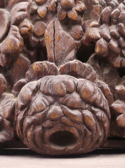Deux éléments de boiserie en noyer sculpté...