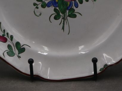 Une assiette en faïence rose cernée. XVIIIème...
