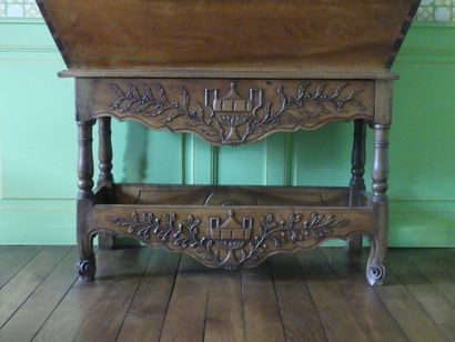 Maie en bois sculpté, table à décor d'urnes...