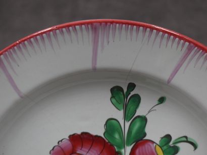 Une assiette en faïence de l'est à bords...