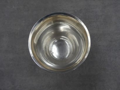 Timbale en argent, pieds à godrons. Travail...