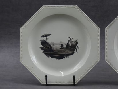 Paire d'assiettes octogonales, paysage lacustre....