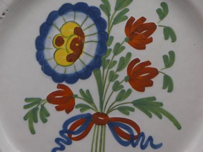 Assiette en faïence au bouquet, bords bleu....