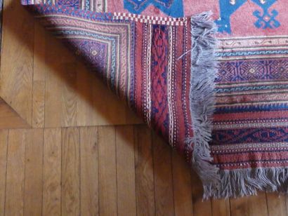 Tapis oriental à motif animalier, champ rouge....