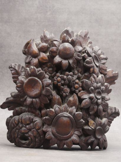 Deux éléments de boiserie en noyer sculpté...