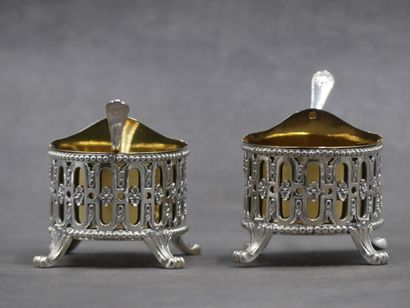 MAISON ODIOT à Paris. Paire de salières ovales...