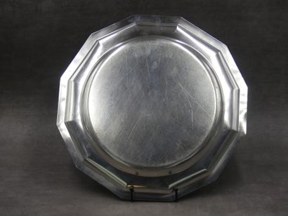 Plat octogonal en métal argenté. Diamètre...