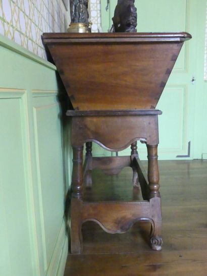 Maie en bois sculpté, table à décor d'urnes...