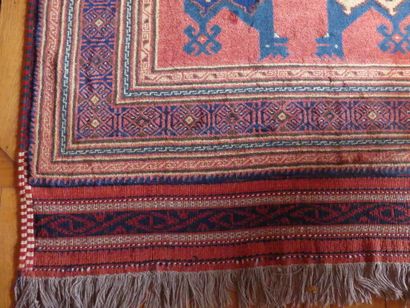 Tapis oriental à motif animalier, champ rouge....